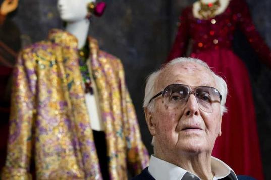 El diseñador de moda Hubert de Givenchy falleció el 10 de marzo de 2018 en París a los 91 años. "Monsieur De Givenchy se apagó mientras dormía", explicó la familia en un comuni...