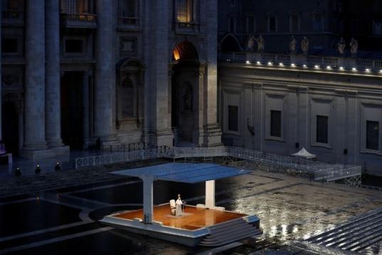 Foto del viernes del Papa Francisco dando una inusual bendición "Urbi et Orbi" -a la ciudad y al mundo- en una Plaza de San Pedro vacía en el Vaticano