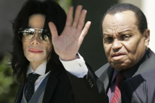 El padre de Michael Jackson falleció el 26 de junio, un día después de que se celebrase el noveno aniversario de la muerte del artista, a causa de un cáncer terminal. Dos días antes había escrito en Twit...