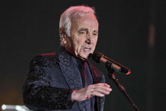 Charles Aznavour, el último gigante de la canción francesa del siglo XX, falleció a los 94 años en el sur de Francia. El cantante galo más conocido en el extranjero —el 'Frank Sinatra francés'...