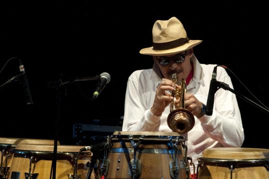 El músico estadounidense sufrió un infarto en medio de un incendio en su vivienda en Madrid. Tenía 69 años y era conocido por haber tocado junto a The Beach Boys o Dizzy Gillespie. González murió en el h...