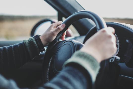 BONUS TRACK: el volante del coche, el freno de mano y la palanca de cambios