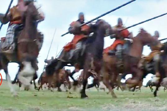 En plena batalla a caballo en el siglo XIII aparece un coche por detrás. Eso si que es un guardarse un as bajo la manga.