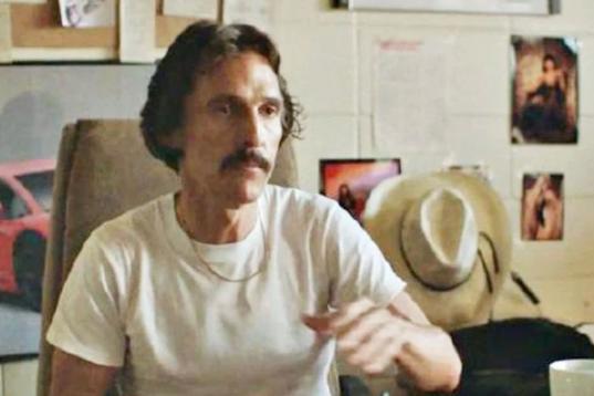 En el despacho de Don, el personaje de Mathew McConaughey, aparece un póster de Lamborghini. Hasta ahí todo bien, hasta que uno se entera de que ese modelo salió a la venta en 2011 y la película se ambienta en los 80....