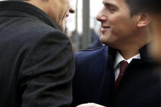 Pedro Sánchez y Albert Rivera se saludan antes de entrar el Congreso.