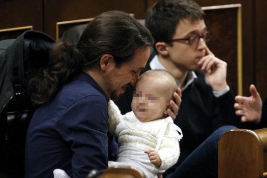 El líder de Podemos, Pablo Iglesias, con la hija de la diputada de su partido Carolina Bescansa en sus brazos.