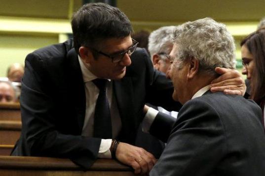 El presidente del Congreso en funciones, Jesús Posada, saluda al diputado del PSOE Patxi López, propuesto para sucederle en el cargo.