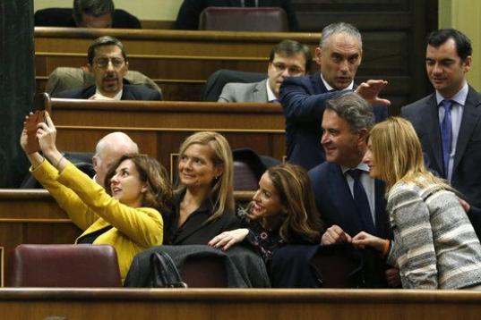 Un grupo de diputados se hacen fotos durante la constitución de las nuevas Cortes.