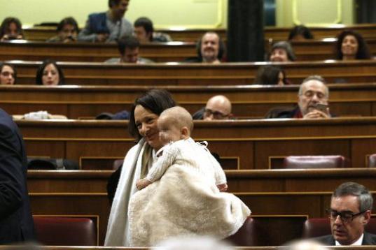 La diputada de Podemos Carolina Bescansa llega con su bebé al hemiciclo.