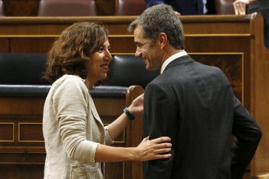 Los diputados Irene Lozano (PSOE) y Toni Cantó (Ciudadanos) conversan en el hemiciclo del Congreso.
