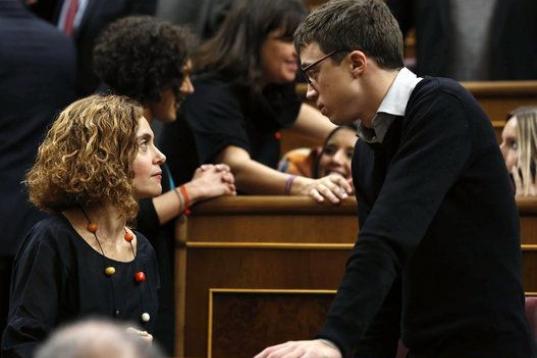 Los diputados Meritxell Batet (PSOE) e Iñigo Errejón (Podemos) conversan en el hemiciclo.