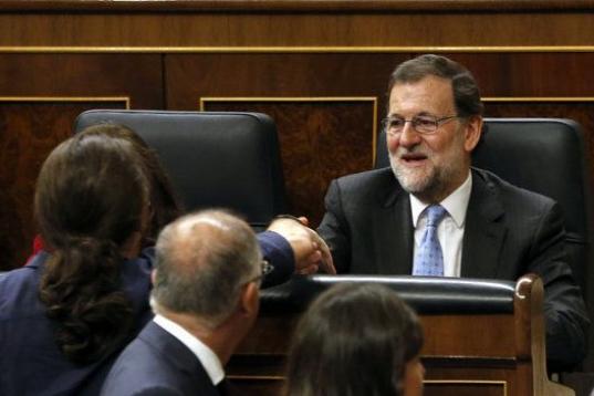 Mariano Rajoy saluda a Pablo Iglesias.