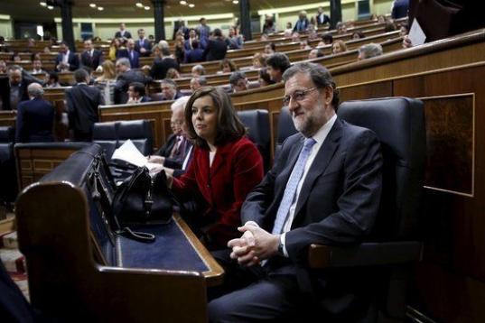 Mariano Rajoy y Soraya Sáenz de Santamaría, en sus asientos en el Parlamento español.