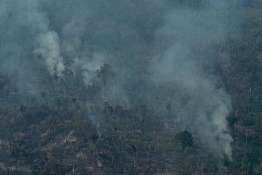 El fuego consume el área cercana a Jaci Parana, en el estado de Rondonia, este sábado 24 de agosto.