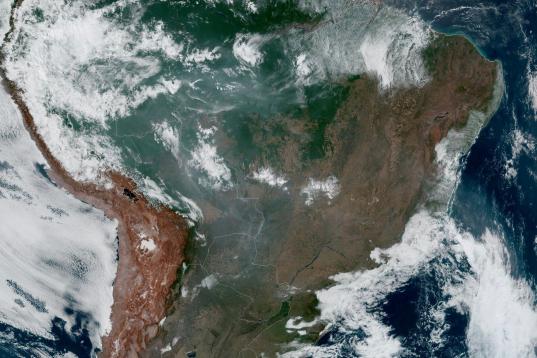 El satélite GOES-16 capta el humo del Amazonas que se observa desde el espacio. 