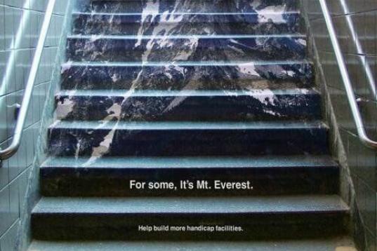 "Para algunos, es el Monte Everest. Ayuda a construir más facilidades para los discapacitados". American Disability Association.