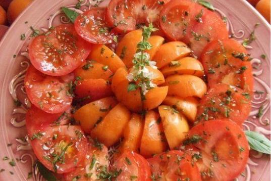 El secreto de esta ensalada es elegir tomates de buena calidad y hierbas frescas. Naturalmente, la calidad del aceite también influye.

Consulta aquí la receta.