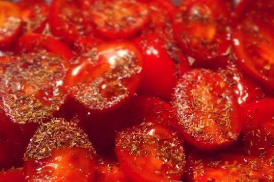 Solo se necesitan tomates cherry, orégano, sal, pimienta y aceite de oliva.

Consulta aquí la receta.