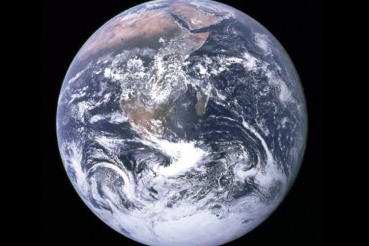 'Canica azul' (Blue Marble). Fue tomada en 1972 por la tripulación del Apolo 17 a unos 45.000 kilómetros de distancia. El planeta aparece iluminado, ya que los astronautas tenían el Sol detrás de ellos cuando hicieron la foto.