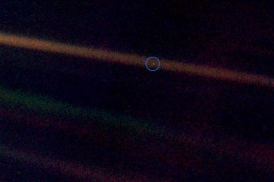'Un punto azul pálido". Así fue bautizada la fotografía de la Tierra tomada en 1990 por la sonda espacial Voyager 1, a 6.000 millones de kilómetros.