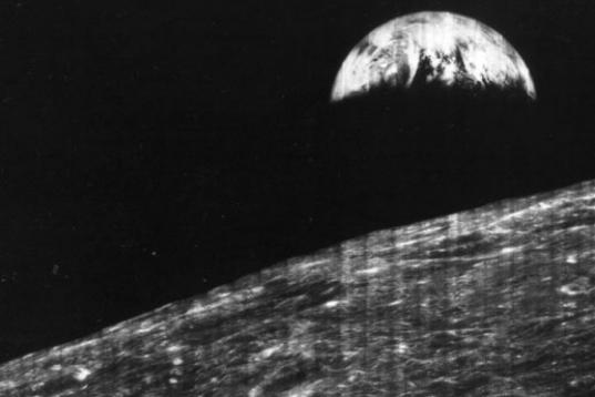 La primera imagen de la Tierra desde la Luna.  La foto fue transmitida a la Tierra por el Lunar Orbiter I en 1966.