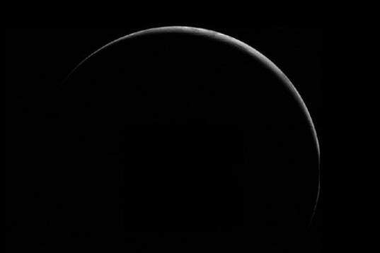 Parece la silueta de la luna creciente, pero en realidad es el hemisferio norte de la Tierra perfilado en la oscuridad del universo en una imagen tomada en 1996.