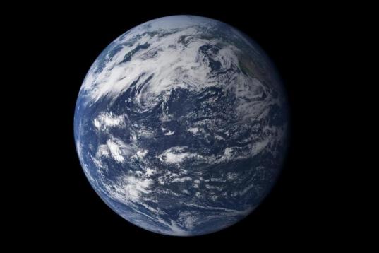 Una imagen de la Tierra en donde el calificativo 'planeta azul' cobra más sentido que nunca. El agua cubre el 75% de la superficie de nuestro planeta. 