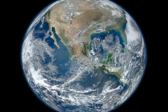 La 'canica azul' remasterizada. En enero de 2012 la NASA  publicó una nueva versión en alta resolución de la brillante 'Canica', una espectacular fotografía formada a partir de varias tomas captadas por el satélite de la NASA Suomi NPP.