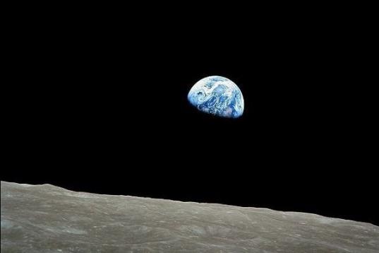 Amanecer de la Tierra (Earthrise) fue el nombre dado a la fotografía tomada por el astronauta William Anders en 1968 durante la misión Apollo 8.  La Tierra aparentemente emerge sobre la superficie lunar.