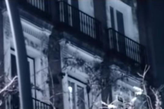 Nunca ha sido un secreto que la casa de Joaquín Sabina está en la calle Relatores. Antes de instalarse aquí, vivió en la calle Santa Isabel y en la ya mencionada calle Tabernillas. Hubo un tiempo que "medio Madrid" te...