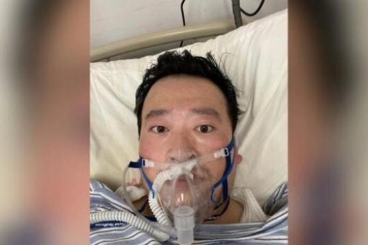 Li Wenliang, oftalmólogo, lanzó con sus compañeros la alarma sobre el nuevo coronavirus y sufrió la represión de las autoridades chinas por su alerta. Su muerte se confirmó el 6 de febrero, despué...