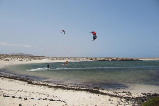Fuerteventura es, por excelencia, la isla de las largas playas paradisíacas. La imagen de Lala deja ver cómo todos los años esta playa es elegida por los amantes de los deportes acuáticos para practicar surf, kitesurf...