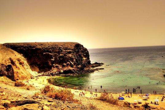 Podría considerarse que la Playa del Papagayo es una de las más populares de la tercera isla más poblada del archipiélago, Lanzarote. Lo cierto es que se trata de una continuación de calas, a cada cual m&a...