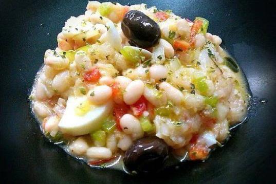 Este plato típico catalán se prepara con pimiento italiano, pimiento rojo, huevos duros, tomate pera y aceitunas negras. Lee aquí la receta.