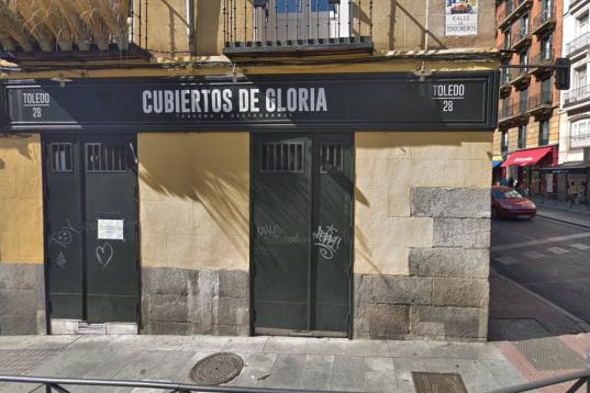 En la calle Toledo de Madrid otro ingenioso nombre para una taberna: Cubiertos de Gloria. 