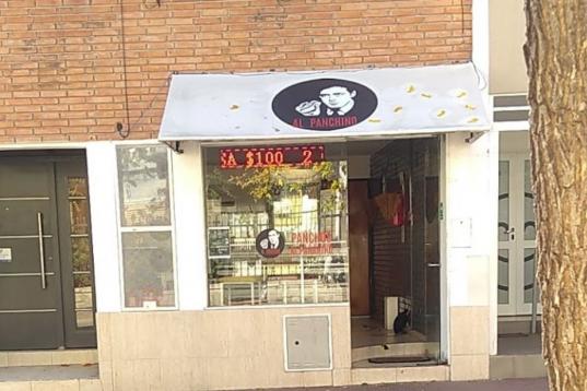 En San Luis (Argentina) está este local de perritos calientes y cervezas que ha querido homenajear al actor Al Pacino con este gracioso juego de palabras. 
