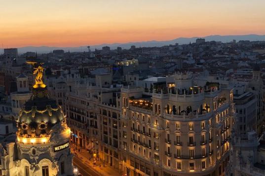 Acompañado de un refresco, podrás ver cómo es la capital desde lo más alto de la terraza del Círculo, situado entre la calle Alcalá y Gran Vía. Con unas vistas espectaculares de las zonas má...