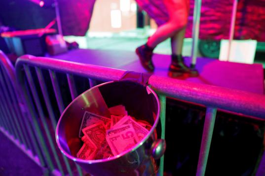Un club de striptease se reinventa por el coronavirus