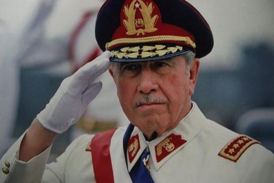 Murió a los 91 años, en 2006, y gobernó con mano de hierro Chile desde el golpe de estado contra Salvador Allende en 1973 hasta 1990. Sus cenizas están en posesión de su familia, ya que el Ejército rechazó custodiarlas o rendirle honores....