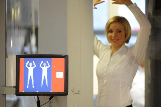Una mujer pasa por un escáner en un aeropuerto de Alemania.