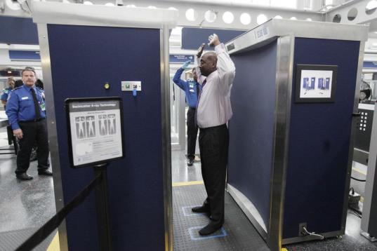 En el 2010, un voluntario pasa por el escáner en el O'Hare International Airport en Chicago.