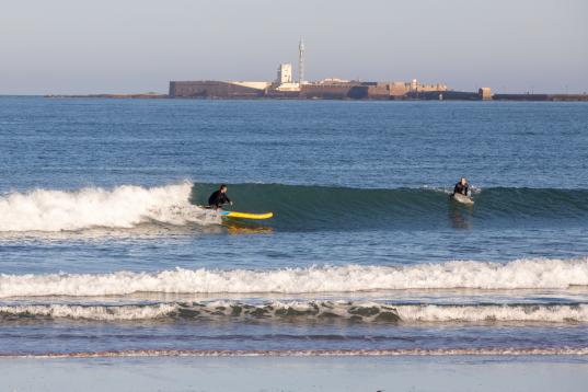Surfistas en Cádiz