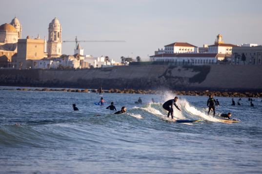 Surfistas en Cádiz