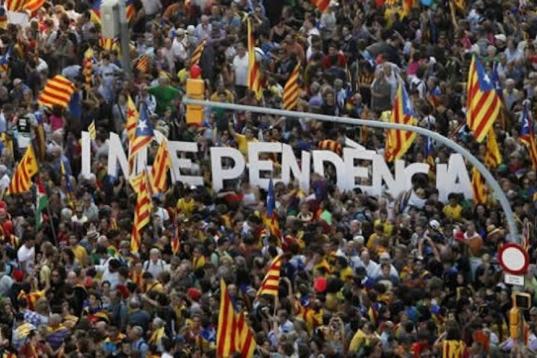 Catalanes celebrando 'La Diada' sosteniendo letras con el mensaje de : Independencia.