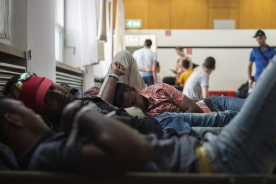 Refugiados descansan en el suelo en un refugio en la estación central de Stuttgart (Alemania), el 1 de septiembre de 2015. La estación de ferrocarriles Keleti de Budapest ha sido reabierta tras permanecer cerrada algo más de una hora, aunque ...