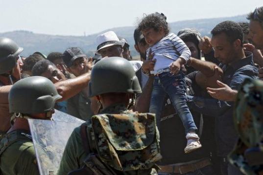 Varios refugiados intentan cruzar la frontera entre Macedonia y Grecia cerca de Gevgelija, Macedonia, el 2 de septiembre del 2105. En la ruta de los Balcanes los refugiados suelen pasar por Grecia, Macedonia y Serbia antes de entrar en Hungría,...