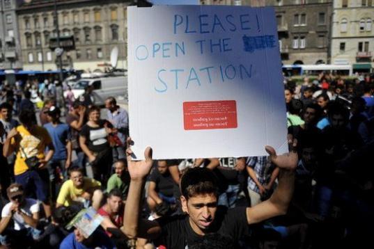 Inmigrantes participan en una protesta ante la estación de ferrocarriles Keleti de Budapest, en Hungría. La estación de Keleti ha sido reabierta tras permanecer cerrada algo más de una hora, aunque por el momento no se permite el acceso a lo...