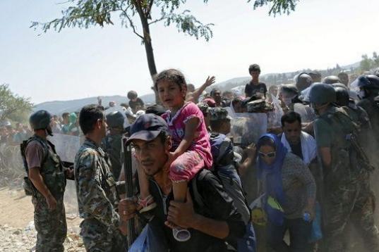  Varios refugiados intentan cruzar la frontera entre Macedonia y Grecia cerca de Gevgelija, Macedonia, el 2 de septiembre del 2105. 