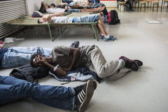 Refugiados descansan en el suelo en un refugio en la estación central de Stuttgart (Alemania) este martes, 1 de septiembre de 2015. 