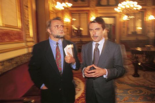 Anguita y José María Aznar en el Congreso.